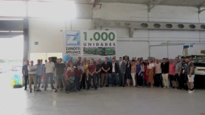 Foto del grupo del personal de Zanotti, Subiela, proveedores y clientes que han hecho posible la unidad 1.000 de Zanotti entregada a Mercadona