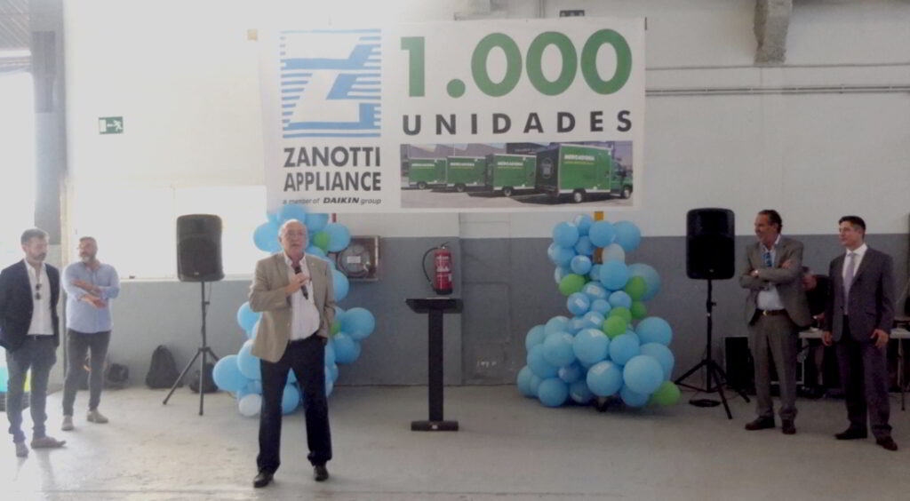 Máximos representantes de Daikin y Zanotti en el escenario del evento bajo una lona de 1.000 unidades Zanotti para Mercadona