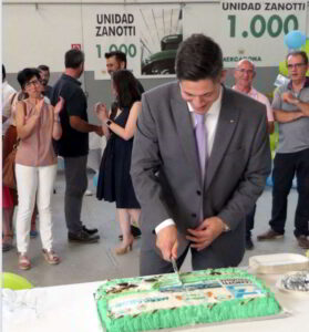 Evren Akçora, Senior Manager Transport Refrigeration Daikin Europe corta la tarta de la fiesta de Mil Unidades Zanotti entregadas a Mercadona