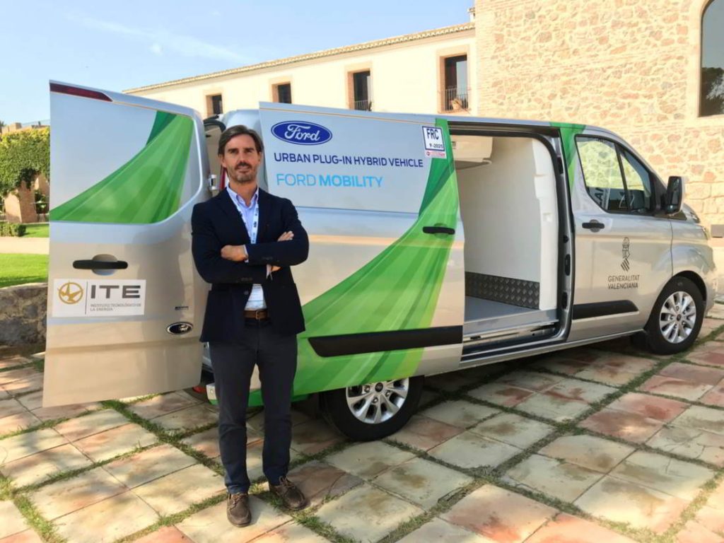 Ignacio Casado Relaciones Institucionales ITE en la presentación del primer vehículo hibrido refrigerado en Congreso Nacional del Transporte Refrigerado